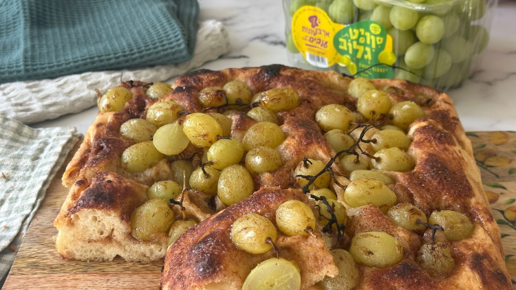 פוקאצ'ה מתוקה עם קינמון וענבים